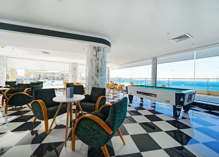 Bull Reina Isabel & Отель