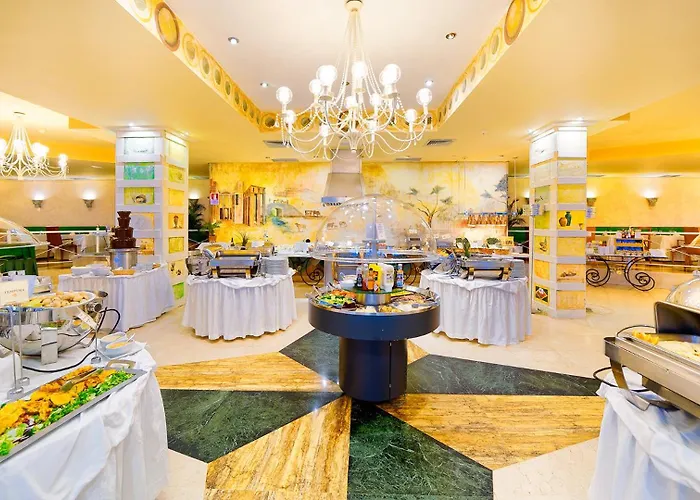 Отель Bull Reina Isabel & 4*