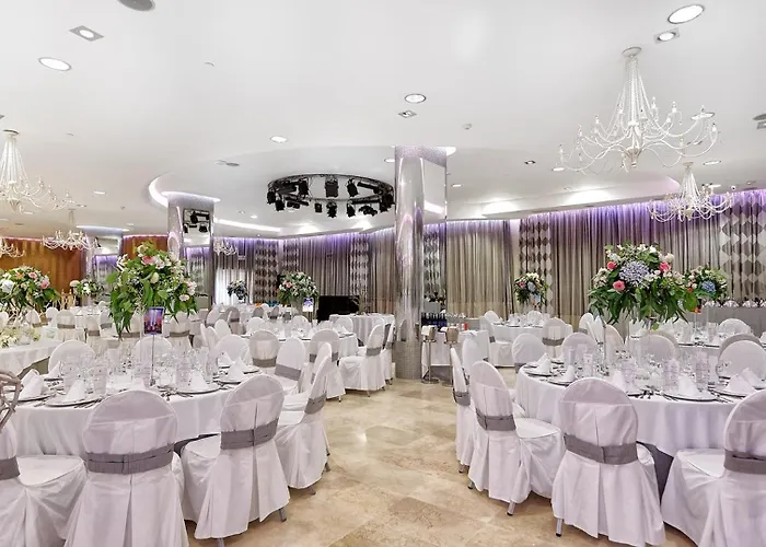 Bull Reina Isabel & מלון