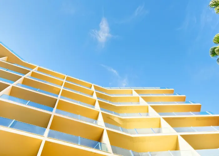 Bull Reina Isabel & מלון 4*