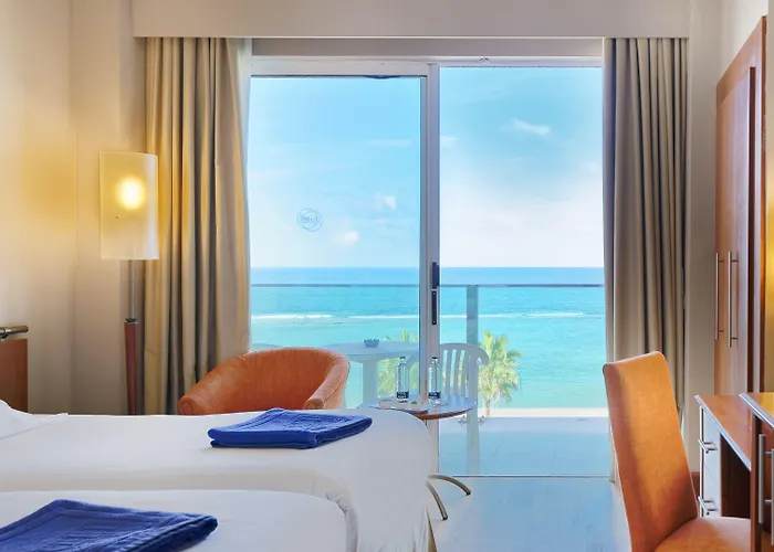 Bull Reina Isabel & מלון